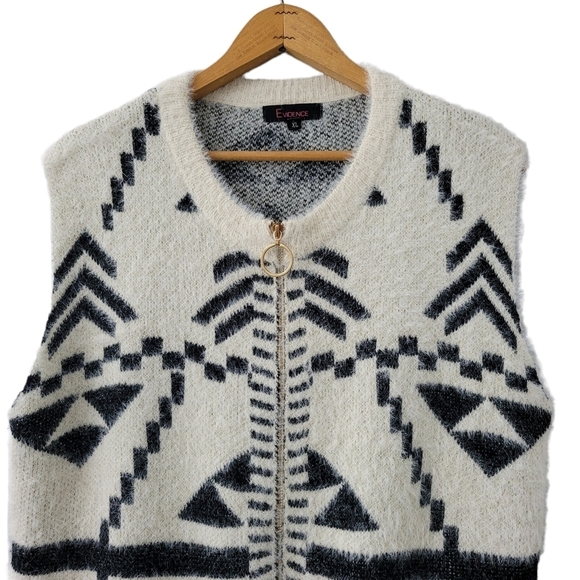 Soft Knit Southwest Cardigan Vest SZ XL Sleeveless Aztec Black and Cream - Picture 6 of 9